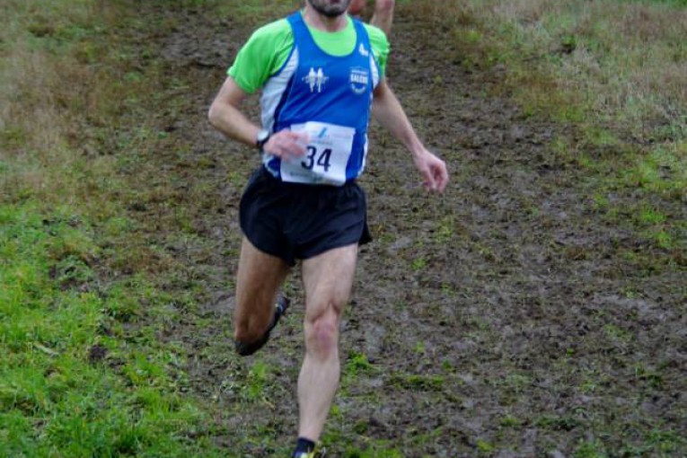 Corsa in discesa, utile per il potenziamento dei quadricipiti