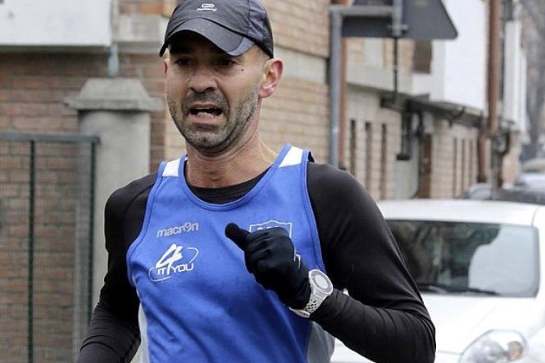 Occhiali da podio alla camminata d'inverno